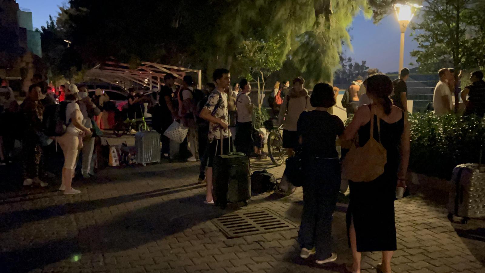 Kuşadası'nda Yangına Yakın Yerleşim Alanlarındaki Evler Tahliye Ediliyor (5)