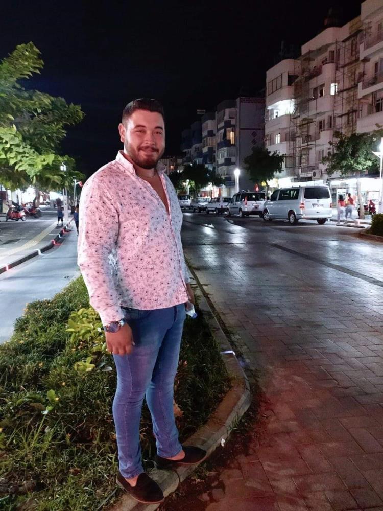 Oğuzhan İsbat(25) yönetimindeki 45 PA 6335 plakalı otomobil, sürücüsünün kontrolünden çıktıktan sonra takla atarak tarlaya uçup, elektrik direğine çarptı.