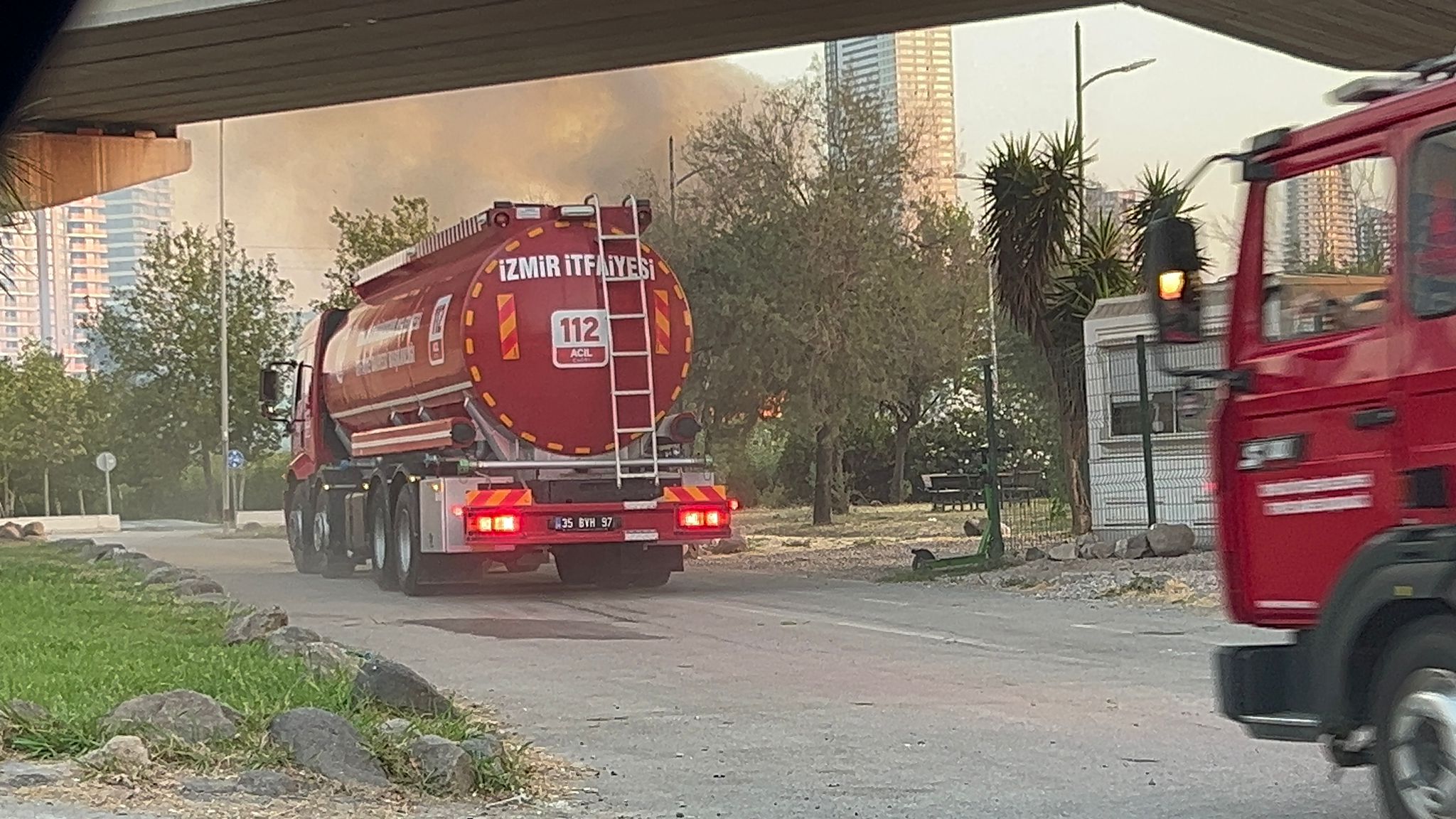 Meles Deltası'nda Çıkan Yangın Nedeniyle Iki Cadde Trafiğe Kapatıldı (3)