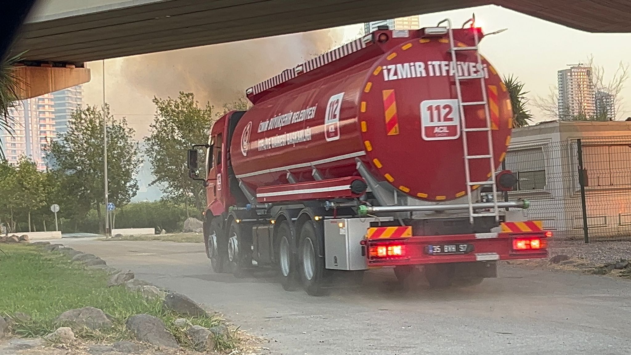 Meles Deltası'nda Çıkan Yangın Nedeniyle Iki Cadde Trafiğe Kapatıldı (5)