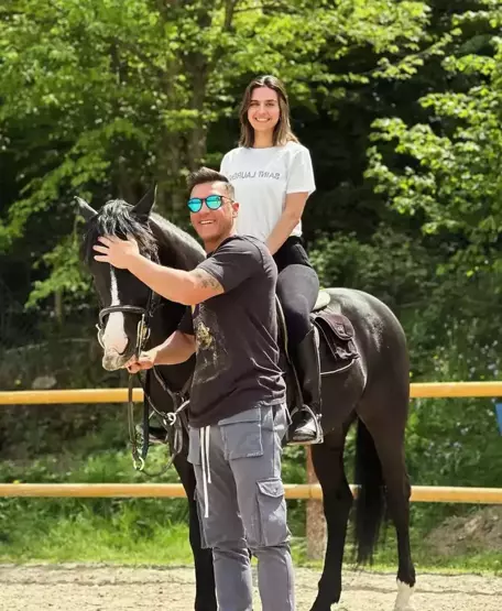 Mesut Özil ve Amine Gülşe'nin at binme tutkusu