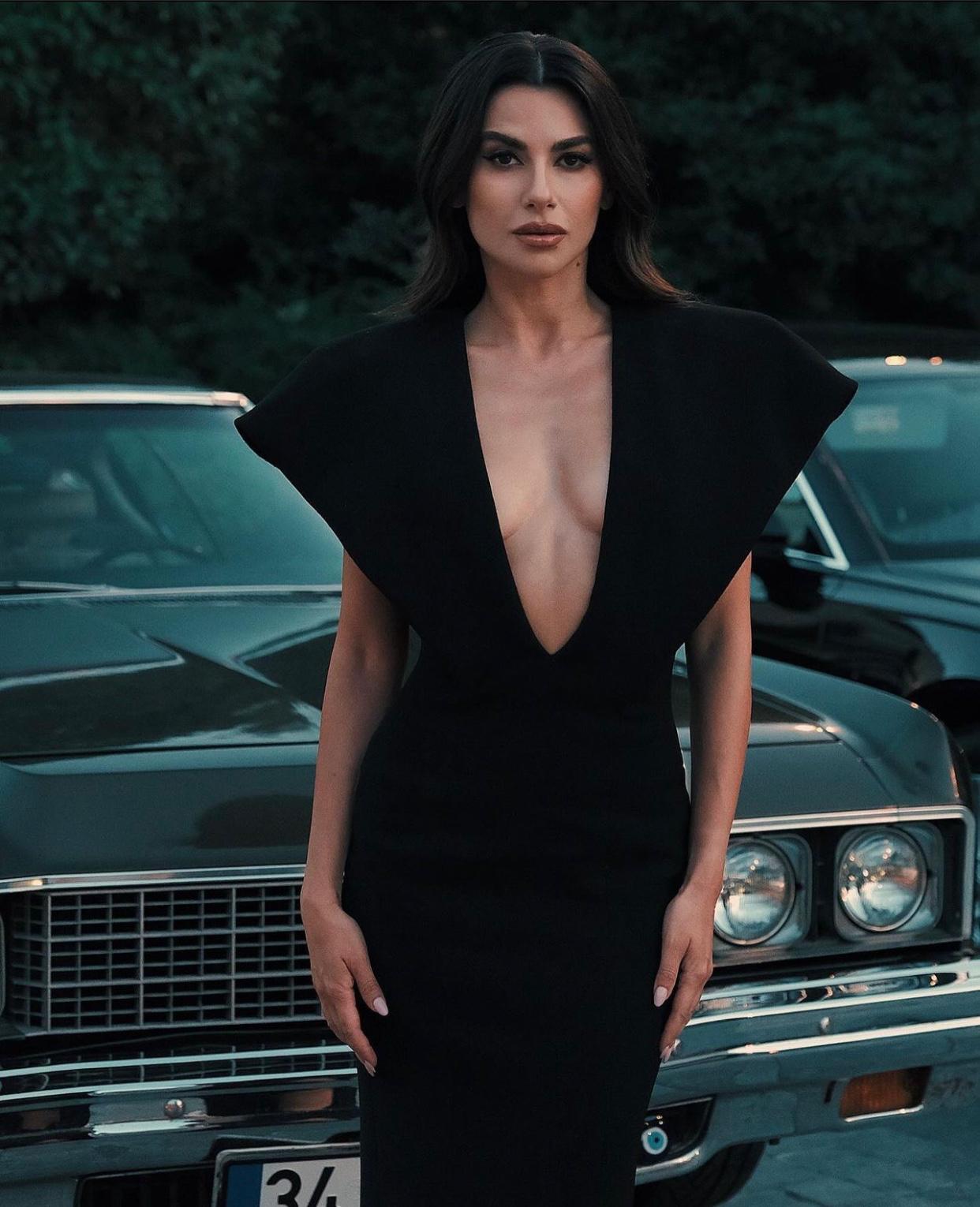 Ünlü bir markanın ödül törenine katılan Cavadzade, siyah ve derin göğüs dekolteli elbisesiyle tüm dikkatleri üzerine çekti.