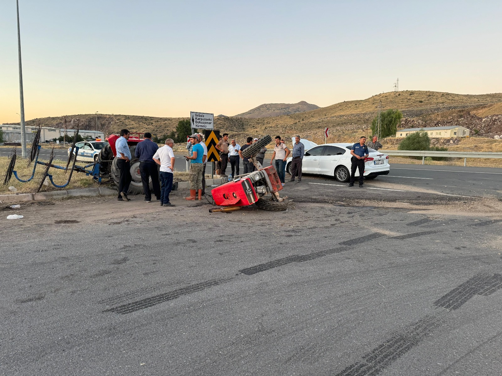 Otomobille Çarpışan Traktör Ikiye Bölündü, 3'Ü Çocuk 5 Kişi Yaralandı (2)