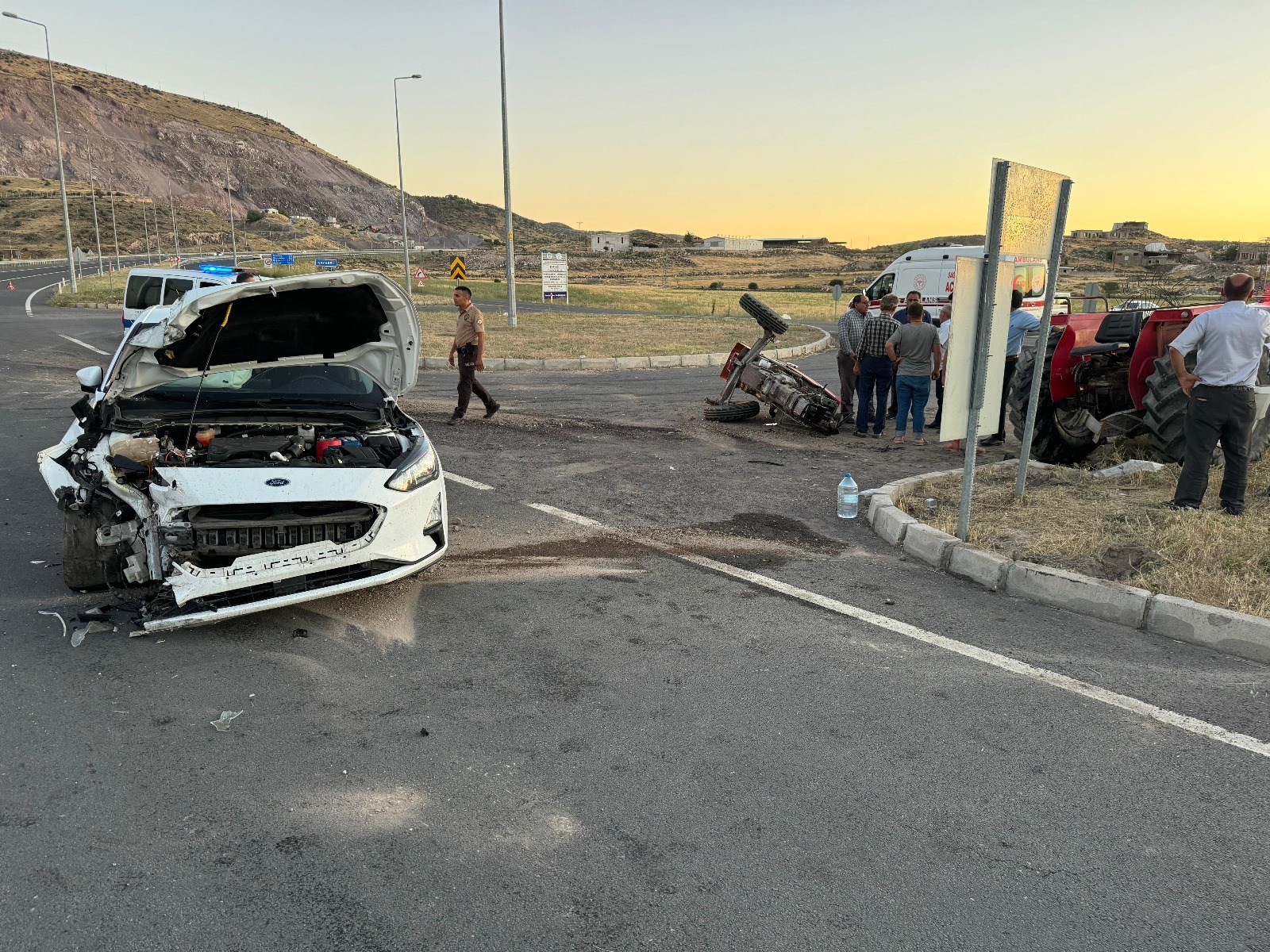 Otomobille Çarpışan Traktör Ikiye Bölündü, 3'Ü Çocuk 5 Kişi Yaralandı (3)