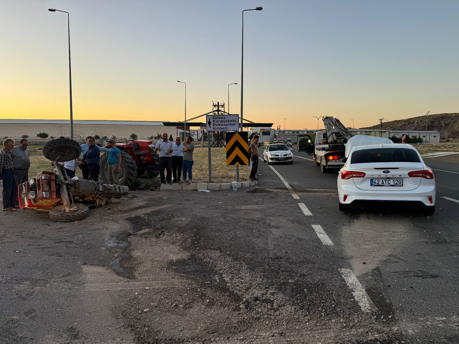 Otomobille Çarpışan Traktör Ikiye Bölündü, 3'Ü Çocuk 5 Kişi Yaralandı (4)