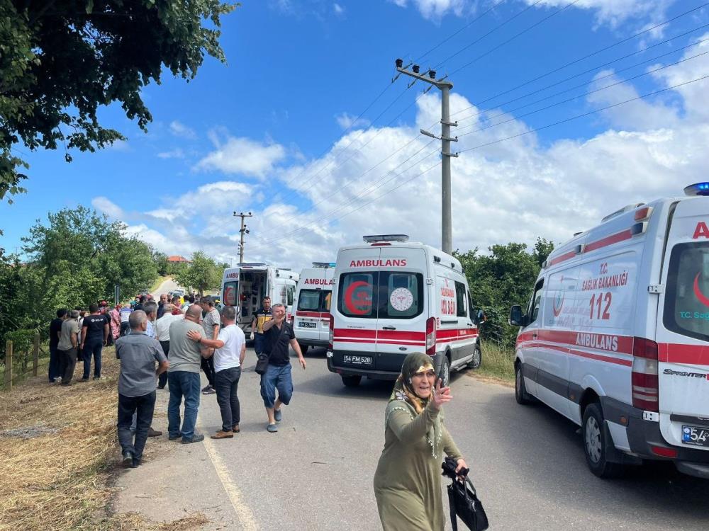 bölgeye sağlık ve jandarma ekipleri sevk edildi. Olay yerinde yapılan ilk müdahale sonrasında yaralılar hastaneye sevk edilirken 