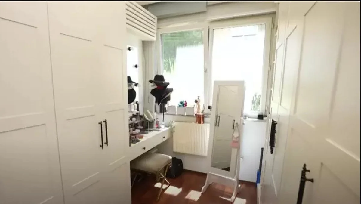 Bembeyaz dekoruyla oldukça ferah ve modern bir görünüme sahip olan giyinme odası da evin dikkat çekici köşelerinden biri.