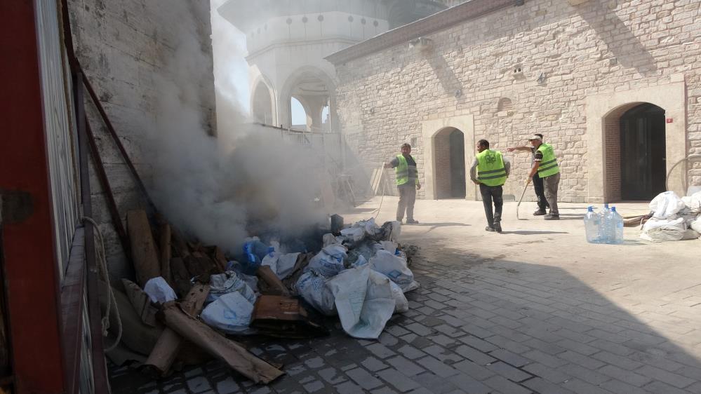 Kısa sürede alev alan malzemelerden sıçrayan yangın, orada bulunan boyalara da sirayet etti.