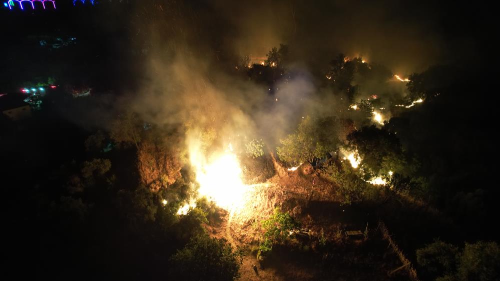 Kestane, ceviz, incir ve zeytin bahçelerinin bulunduğu bölgeyi tehdit eden alevlere; Bayındır, Tire, Selçuk Orman İşletme Müdürlüğüne bağlı ekipler ile İzmir Büyükşehir Belediyesi İtfaiye Dairesi Başkanlığı ekipleri hızla müdahale etti.