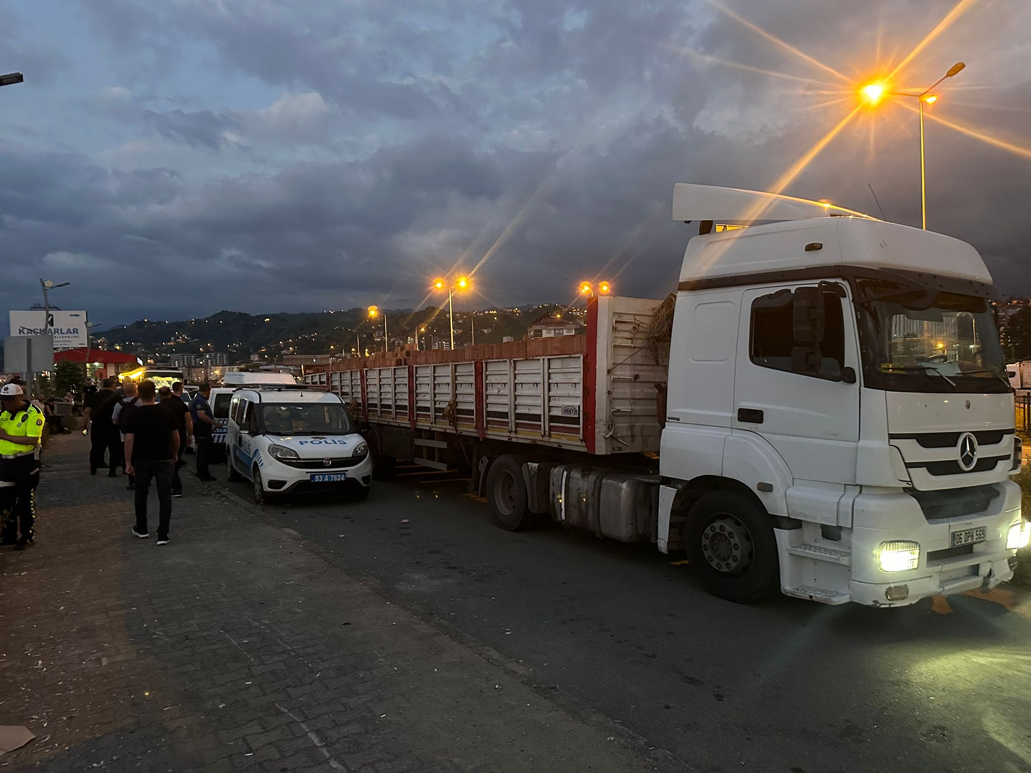 Tuğla Yüklü Tir’daki Gizli Bölümde Kaçak Göçmenler Yakalandı! (1)