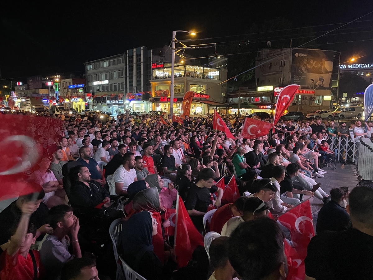 Türkiye Dev Ekranlardan Izledi (16)