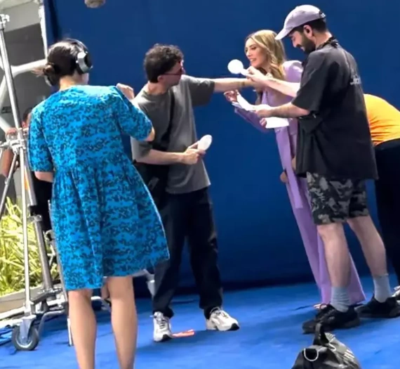 Mini bir fan ile serinlemeye çalışan Kobal, güneş altında gerçekleşen çekimlerde de enerjisini ve oyunculuk yeteneğini gözler önüne serdi.