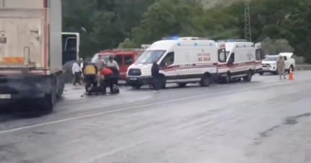 İhbar üzerine bölgeye çok sayıda ambulans, AFAD ve jandarma ekibi sevk edildi.