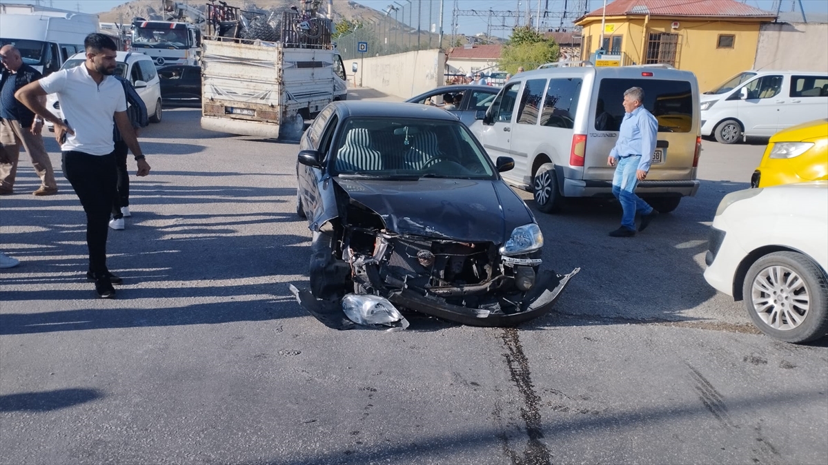 Van'da Iki Trafik Kazasında 1 Çocuk Öldü, 16 Kişi Yaralandı (1)