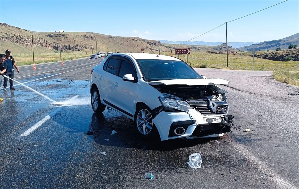 Van'da Iki Trafik Kazasında 1 Çocuk Öldü, 16 Kişi Yaralandı (4)