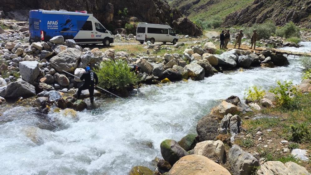 Haber verilmesiyle bölgeye ambulans, Van Afet ve Acil Durum (AFAD) Müdürlüğü Suda Arama Kurtarma ve Van İl Jandarma Komutanlığı Jandarma Su Altı Arama Kurtarma ekipleri sevk edildi. 