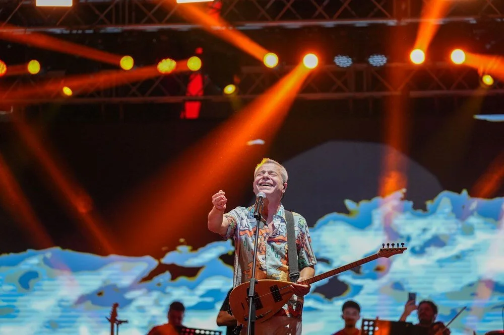 Göztepe'nin 99. kuruluş yıl dönümünde taraftarlar, Levent Yüksel ile beraber 'Med Cezir' söyledi