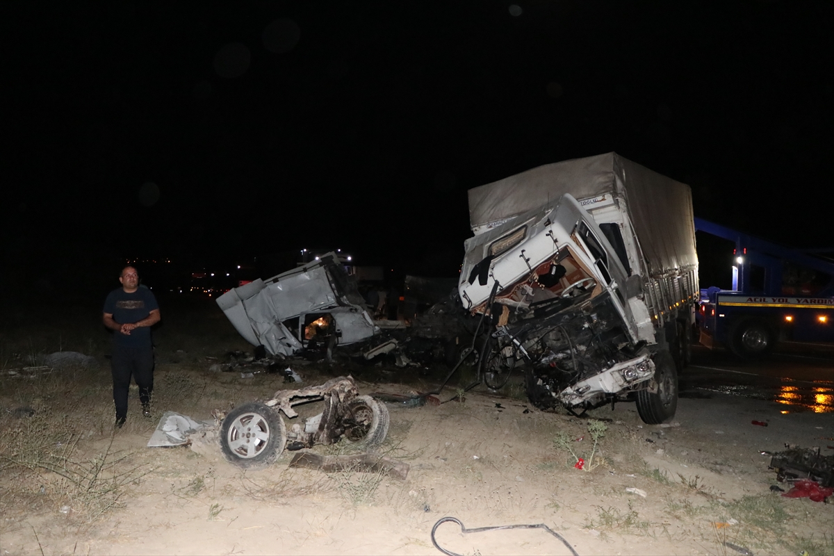 Zincirleme Trafik Kazasında Aynı Aileden 3 Kişi Öldü (1)