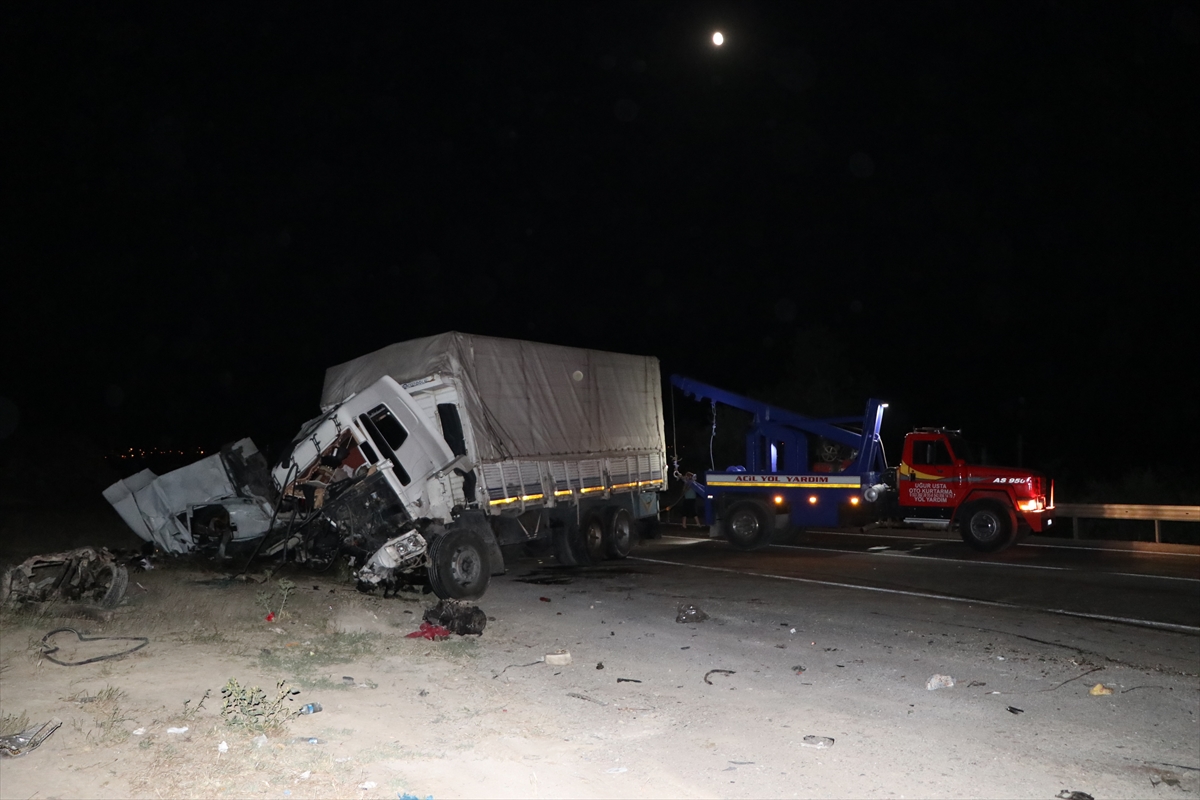 Zincirleme Trafik Kazasında Aynı Aileden 3 Kişi Öldü (10)