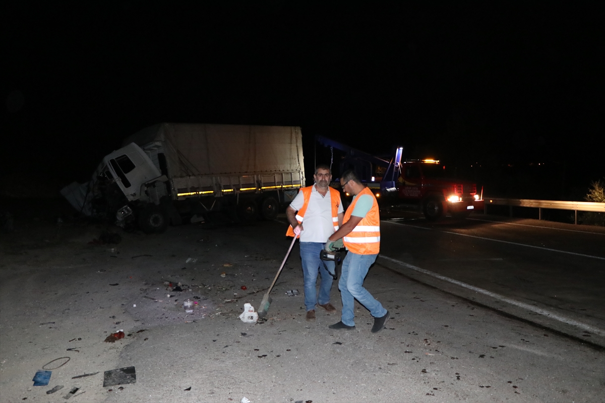 Zincirleme Trafik Kazasında Aynı Aileden 3 Kişi Öldü (12)