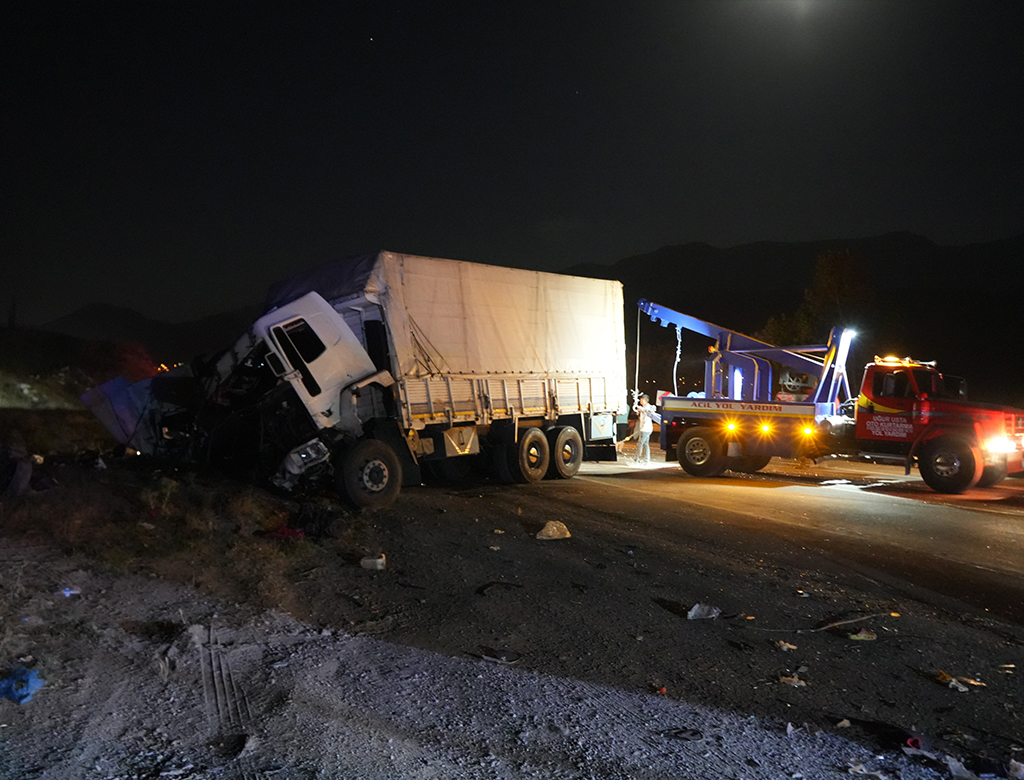 Zincirleme Trafik Kazasında Aynı Aileden 3 Kişi Öldü (6)