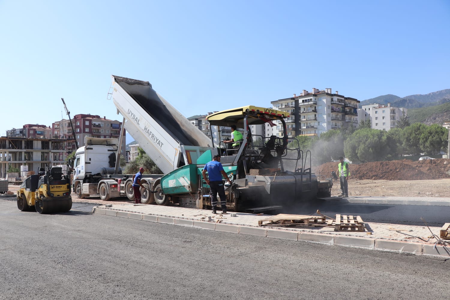 Kemalpaşa Devlet Hastanesi bölgesinde asfalt atağı