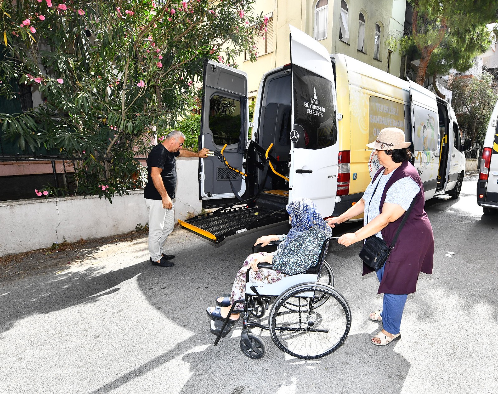 80 yaşındaki Münevver Teyze’nin ulaşımı sağlandı