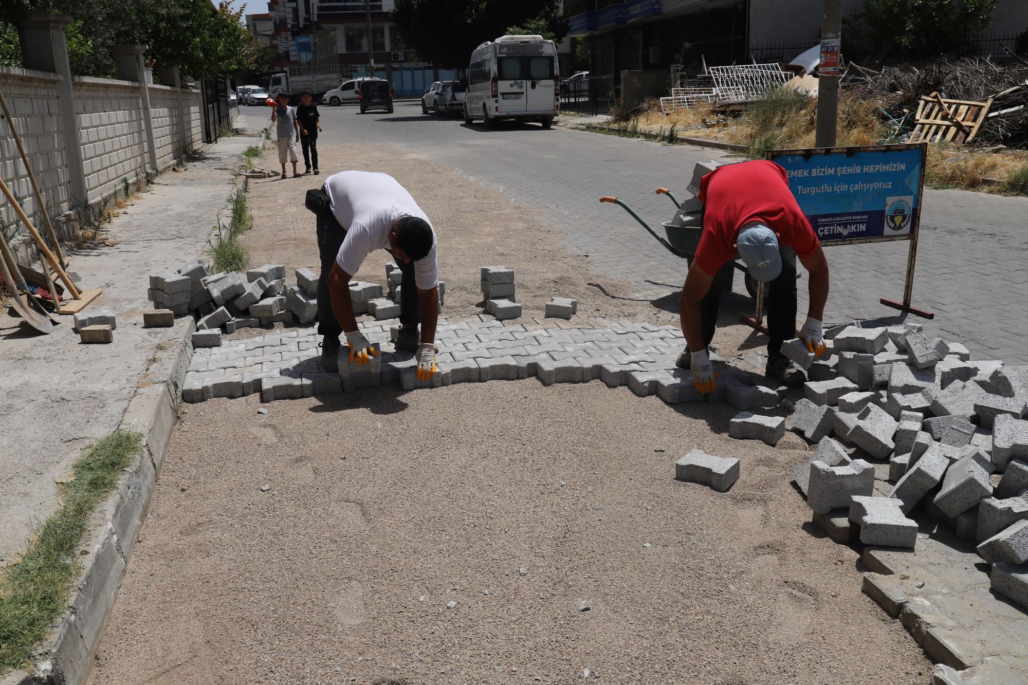 Turgutlu'da yenileme çalışmaları için ekipler yoğun mesaiye devam ediyor