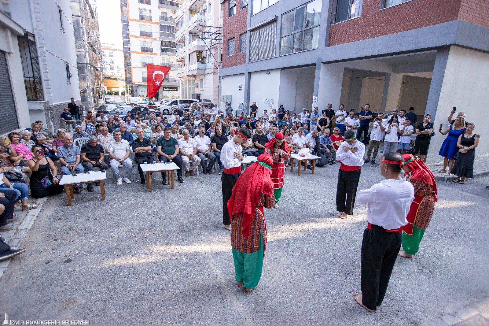 Başkan Tugay aşure dağıttı