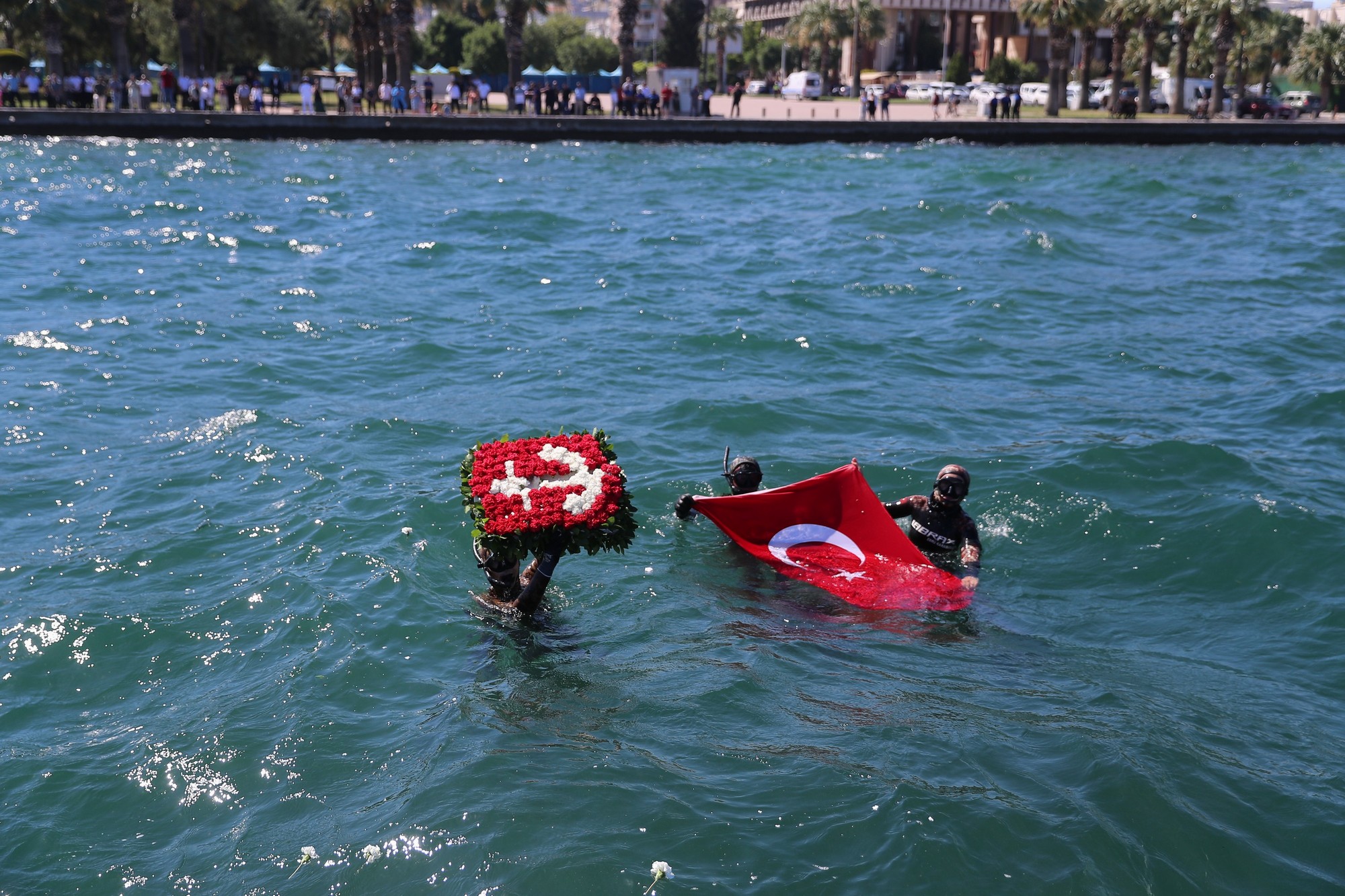 Deniz Şehitleri Anısına Suya Çelenk Bırakıldı