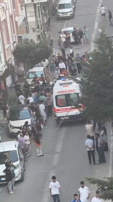 Silahlı saldırıda yaralanan 2 kişi ambulansla hastaneye kaldırılırken polis ekipleri kaçan saldırganı yakalamak için çalışma başlatmıştı.