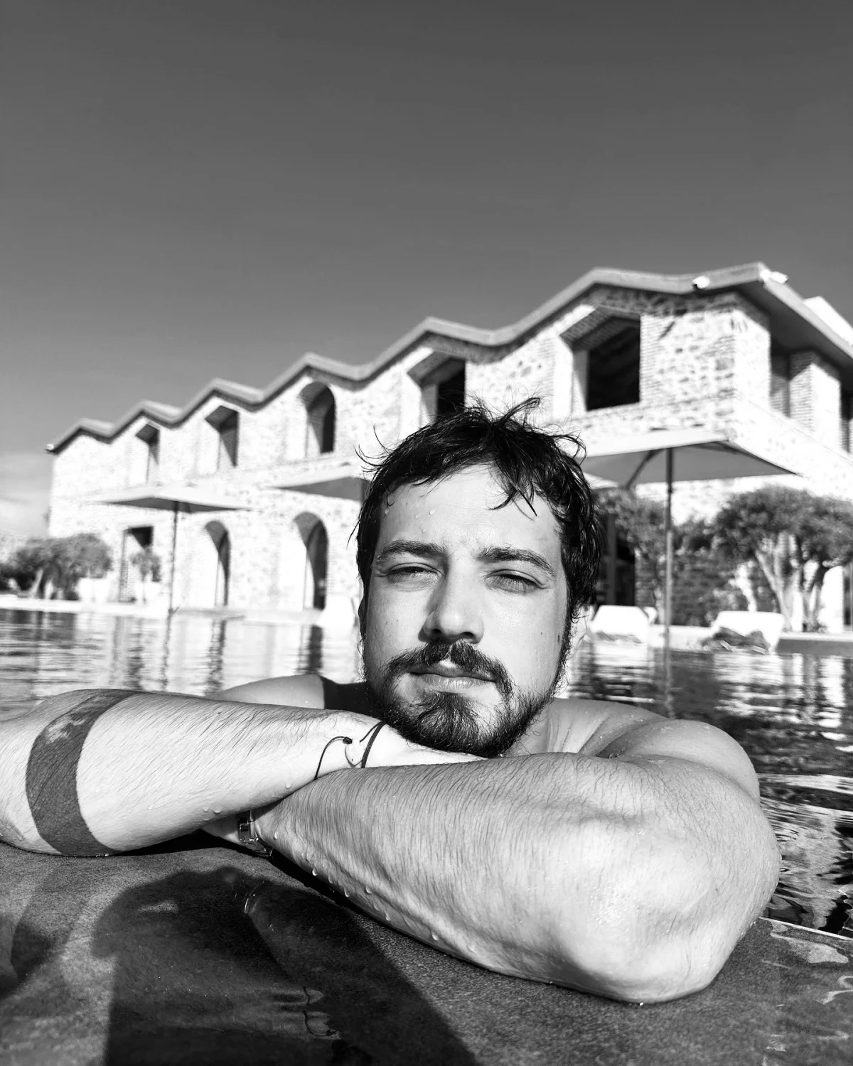 Denizden çıkarken çekilen görüntüleri geçtiğimiz günlerde çok konuşulan Yazıcıoğlu, bu sefer de havuz pozlarıyla beğeni topladı.