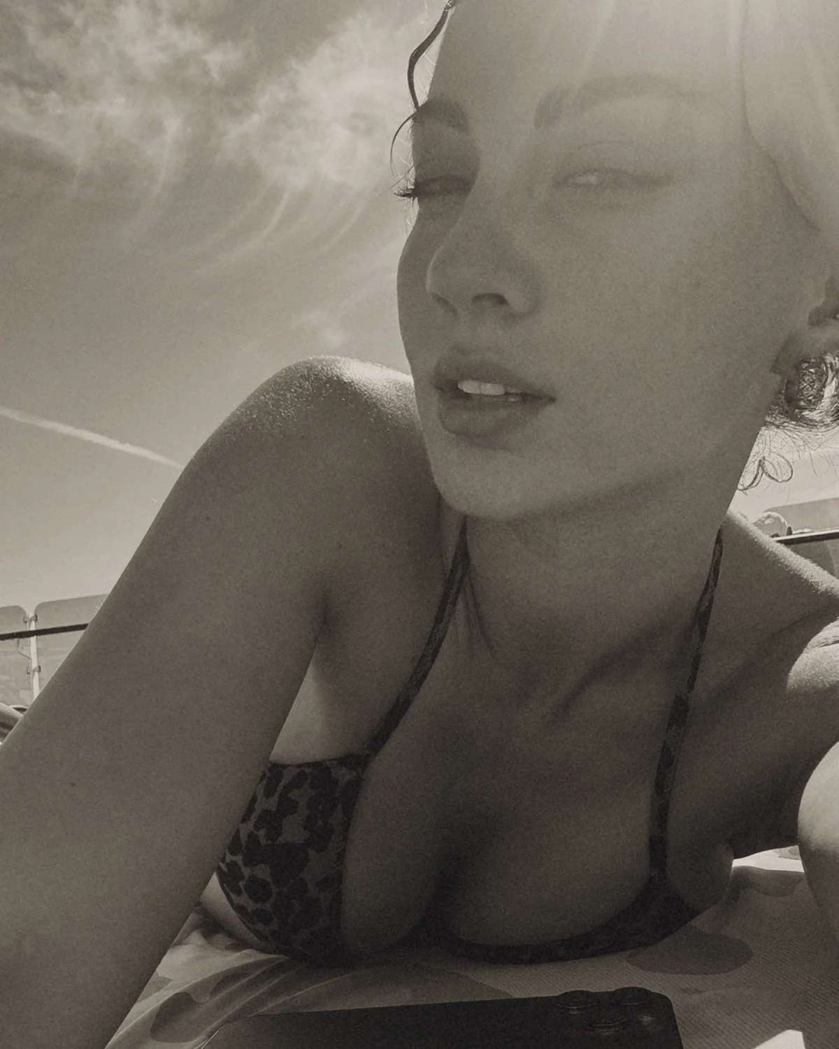 Özberk, cruise gemisinden karelerini takipçileriyle paylaşmayı ihmal etmedi. Özberk'in paylaştığı bikinili pozlar, takipçilerinden tam not aldı.