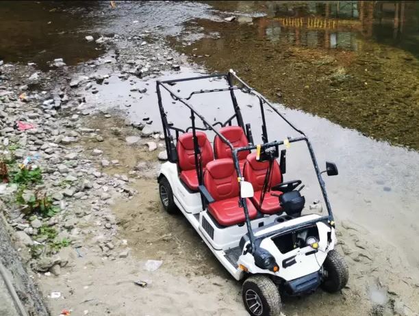 Arap turistler golf aracıyla Uzungöl'e düştü!