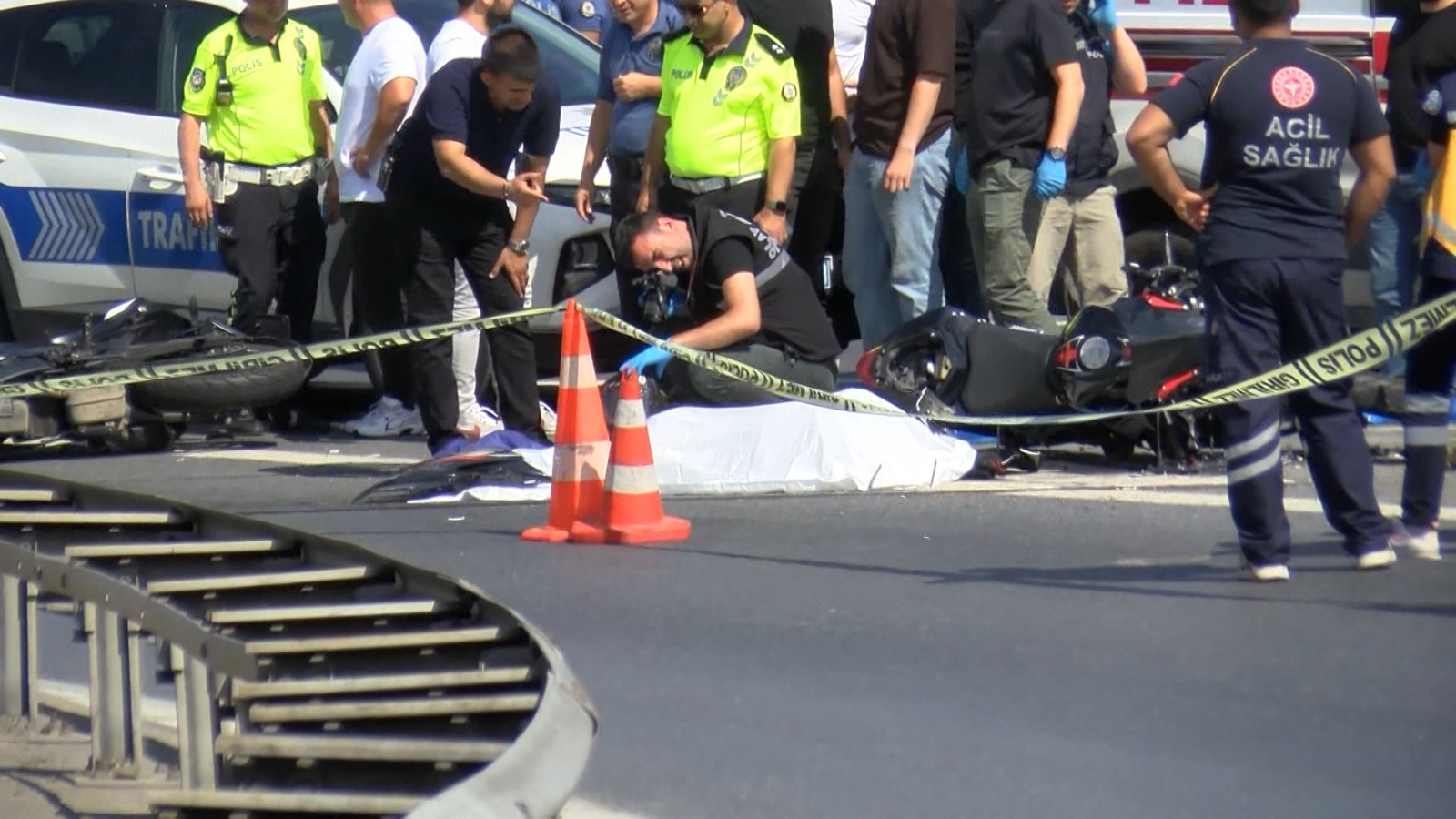 Bağcılar TEM Otoyolu'nda korkunç kaza:  Polis memuru olay yerinde hayatını kaybetti!