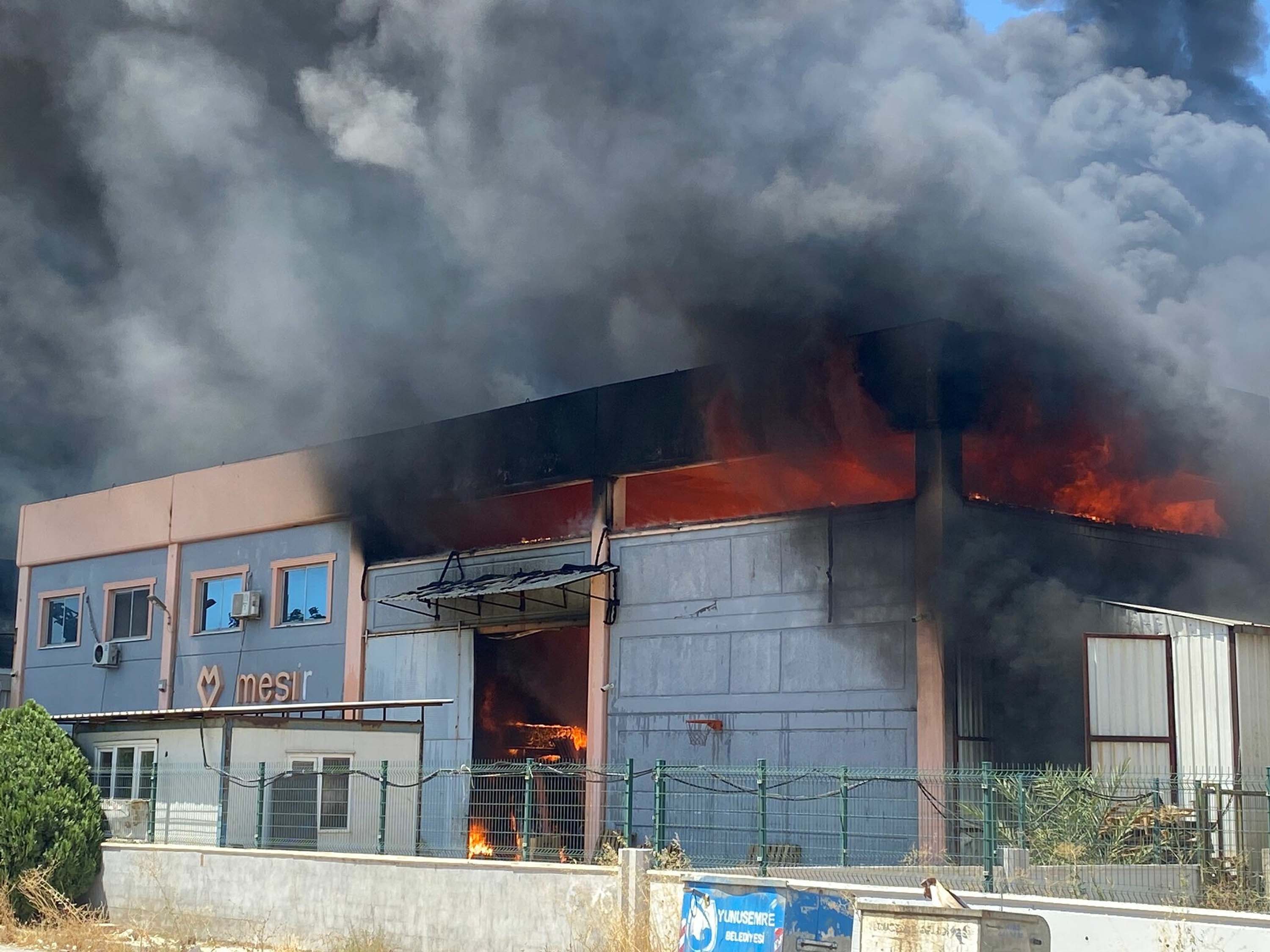 Manisa'da plastik fabrikasında büyük yangın: Çalışanlar tahliye edildi!