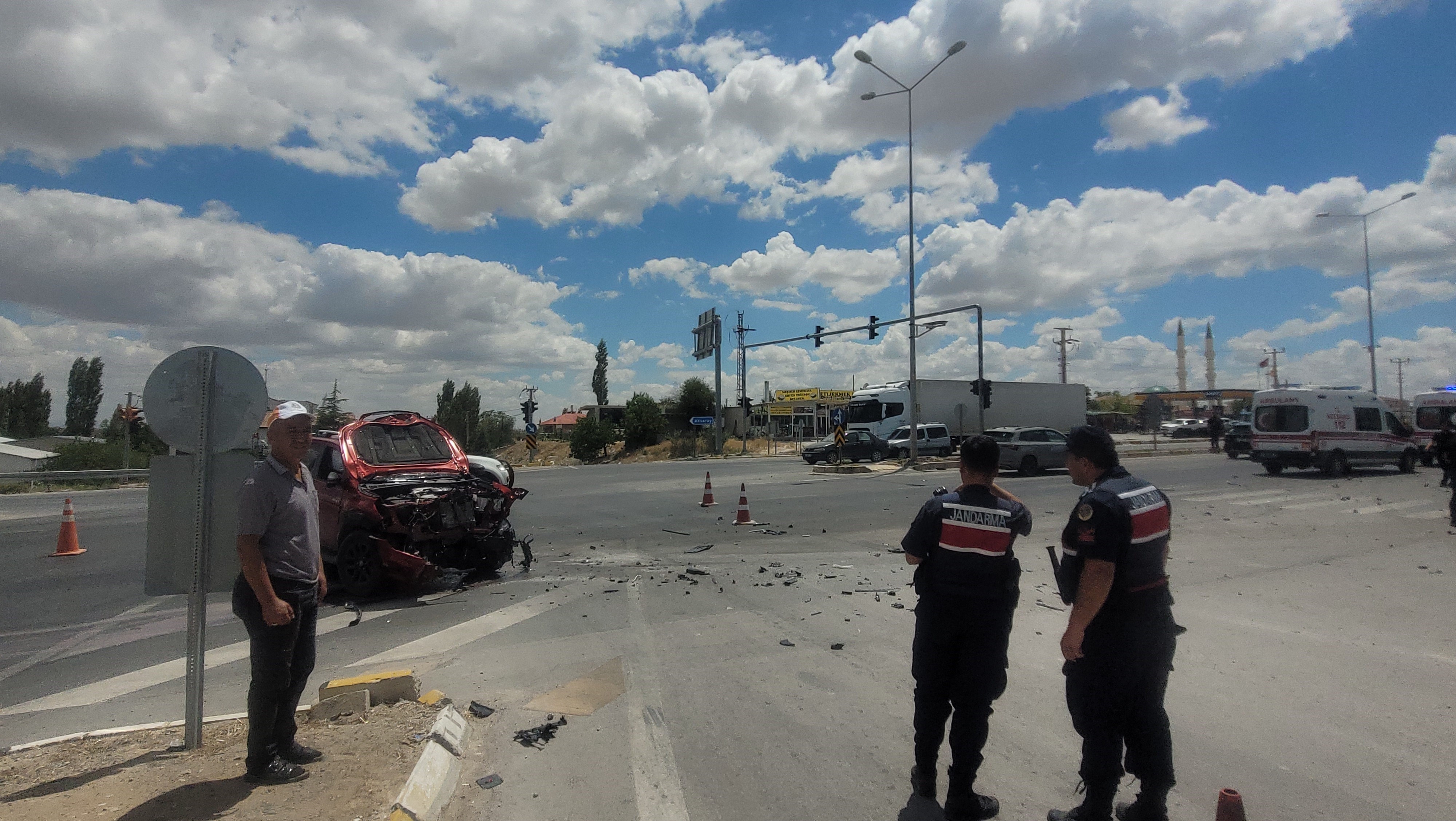 Aksaray'da kamyonet ve otomobil çarpıştı: 2 yaralı!