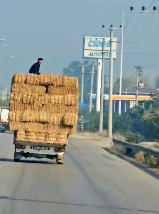 İnegöl'de gençten tehlikeli yolculuk: Saman balyalarının üzerinde seyahat!