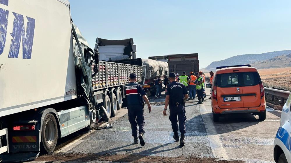 Kaza yerine gelen sağlık ekipleri, 33 CHR 50 plakalı tırın sürücüsü A.D.'nin olay yerinde hayatını kaybettiğini belirledi.