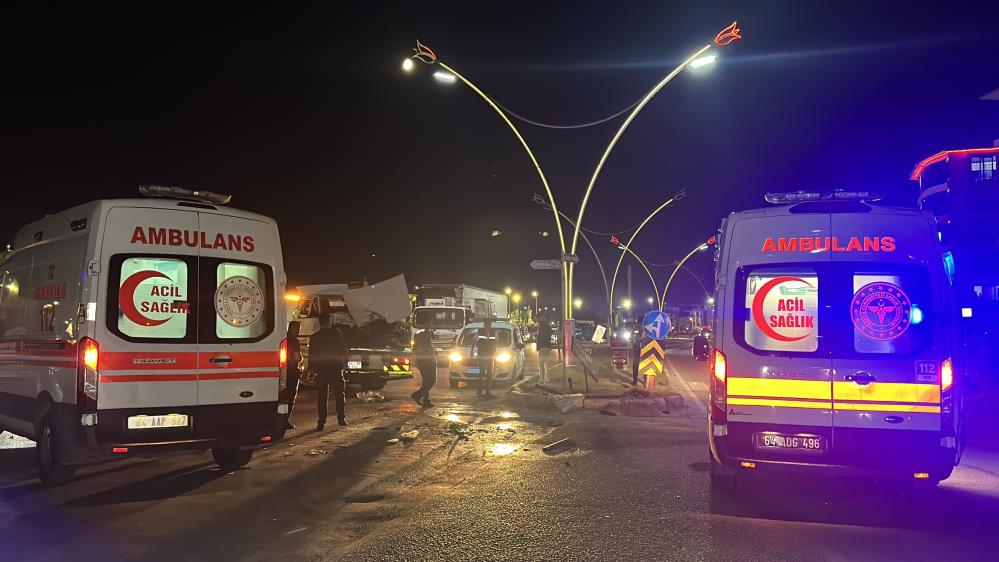 Çarpışmanın etkisiyle araçlar savrulurken, çevredeki vatandaşların ihbarı üzerine olay yerine çok sayıda 112 Sağlık ekibi ve polis sevk edildi.