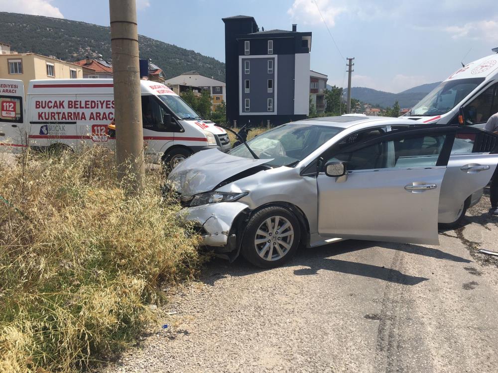 Hafif ticari araç köprüde asılı kaldı: 3 yaralı!