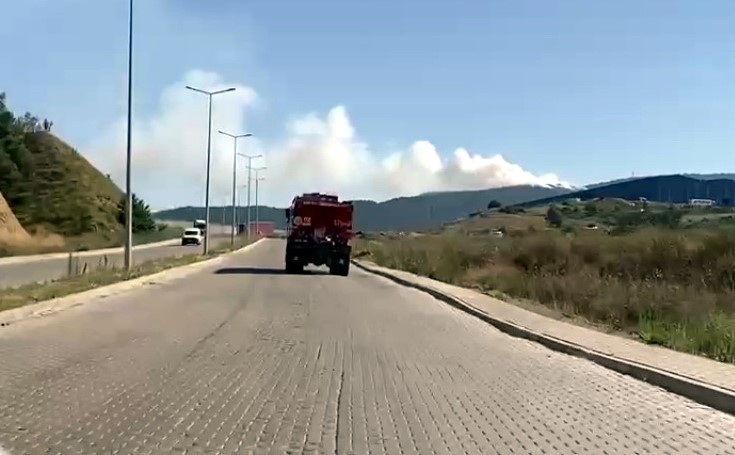 Yükselen dumanları gören vatandaşların ihbarı üzerine bölgeye çok sayıda, jandarma, arazöz ve itfaiye ekibi yönlendirildi.