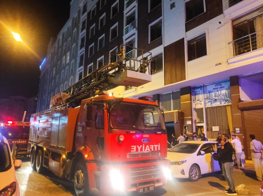 Gece saat 01.20 sıralarında başlayan yangına 5 araç ve 18 itfaiye personeliyle müdahale eden itfaiye ekipleri, dumandan etkilenen vatandaşları da tahliye etti. 