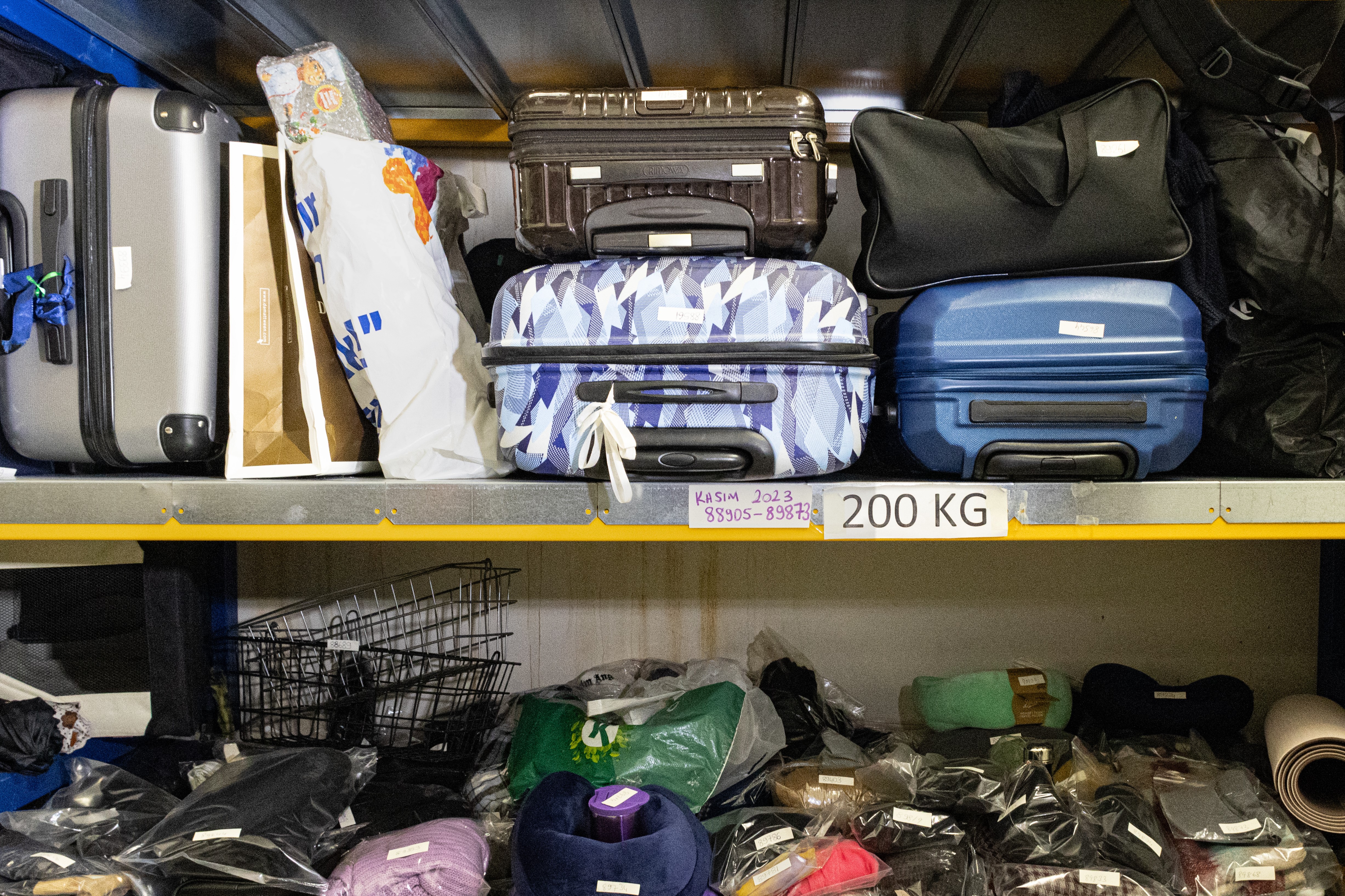 Havalimanı yetkilileri, kayıp eşyaların sahiplerine ulaştırılması için sürekli olarak çalışmalar yürütüyor. 