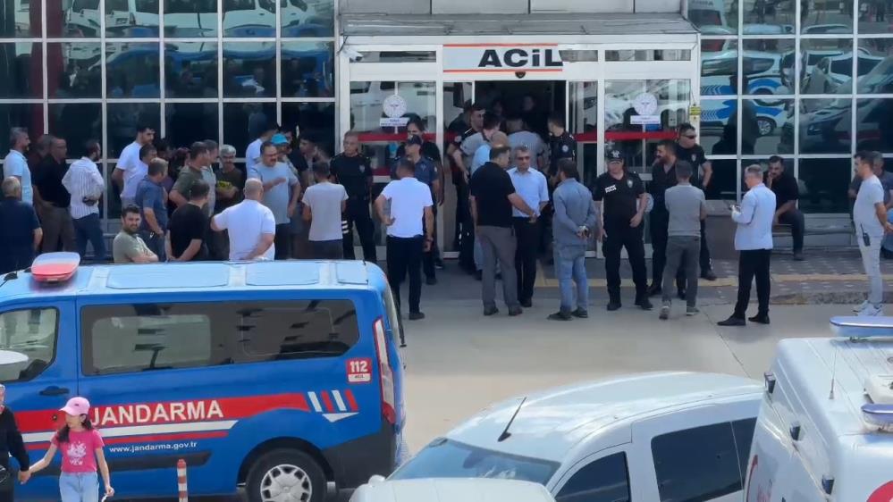 Olayı duyarak Tokat Devlet Hastanesi önüne gelen tarafların yakınları arasında arbede yaşandı. Polis ekipleri, hastane önünde yoğun güvenlik önlemi alarak tarafları ayırdı. 