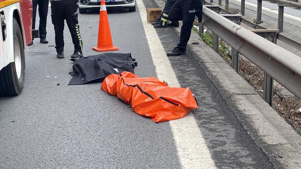 Çarpmanın şiddetiyle hafif ticari araçta bulunan 5 kişiden İrem E. (15) ile annesi Meryem E. olay yerinde hayatını kaybetti, 