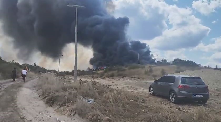 Yangının, önce yol kenarındaki otluk alanda başladığı, ardından ise rüzgarın etkisiyle geri dönüşüm tesisine sıçradığı iddia ediliyor. 