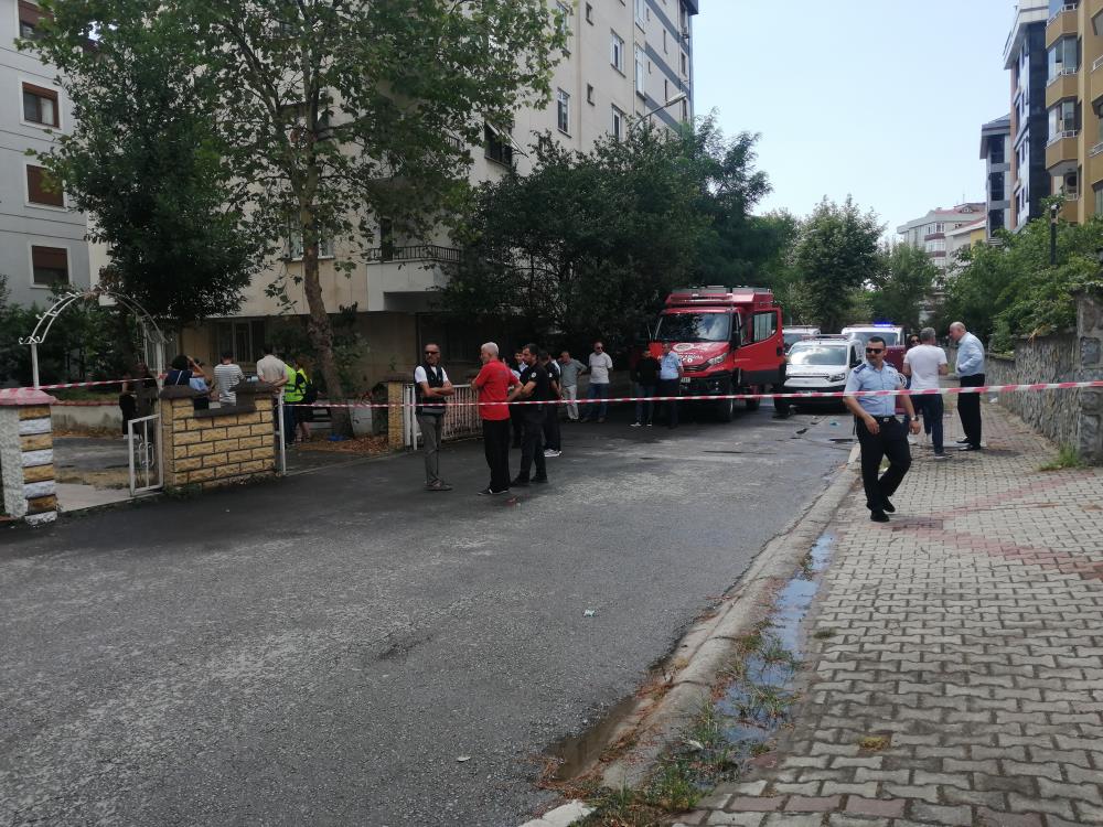 Polis ve belediye zabıta ekipleri bölgede güvenlik önlemi aldı. Olayda herhangi bir can kaybı ya da yaralanma yaşanmazken bina ekipler tarafından tedbir amaçlı boşaltıldı.