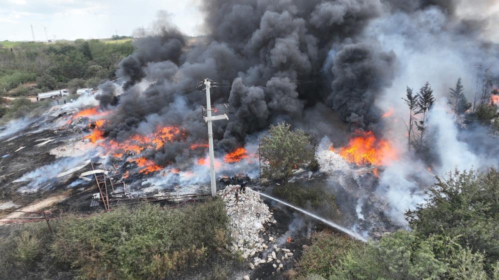 Yangın dron ile havadan da görüntülendi. Yangın ekiplerin yoğun çalışması sonucu büyük oranda kontrol altına alındı.