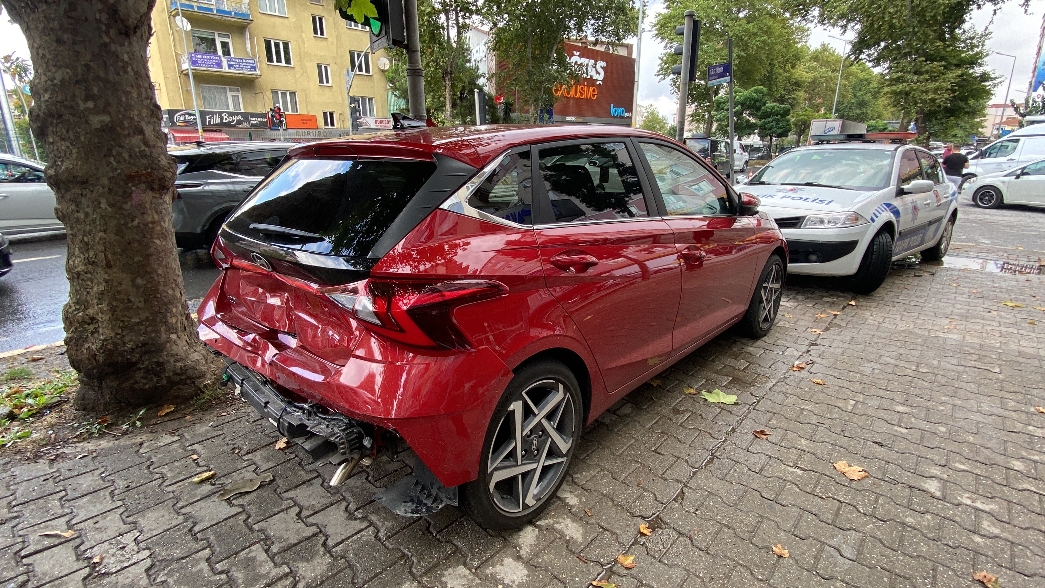 Kocaeli'de tır yağış nedeniyle duramadı: 3 yaralı